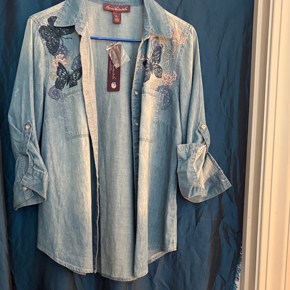 Gloria Vanderbilt Light Blue Denim Top with Navy Embroidery
